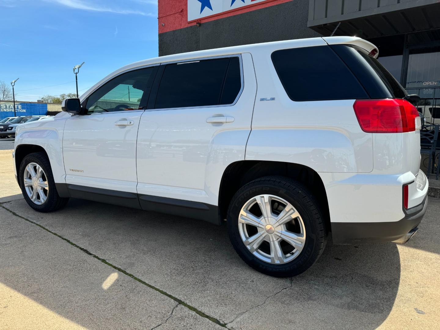 2017 WHITE GMC TERRAIN SLE1 (2GKALMEK0H6) , located at 5900 E. Lancaster Ave., Fort Worth, TX, 76112, (817) 457-5456, 0.000000, 0.000000 - Photo#6